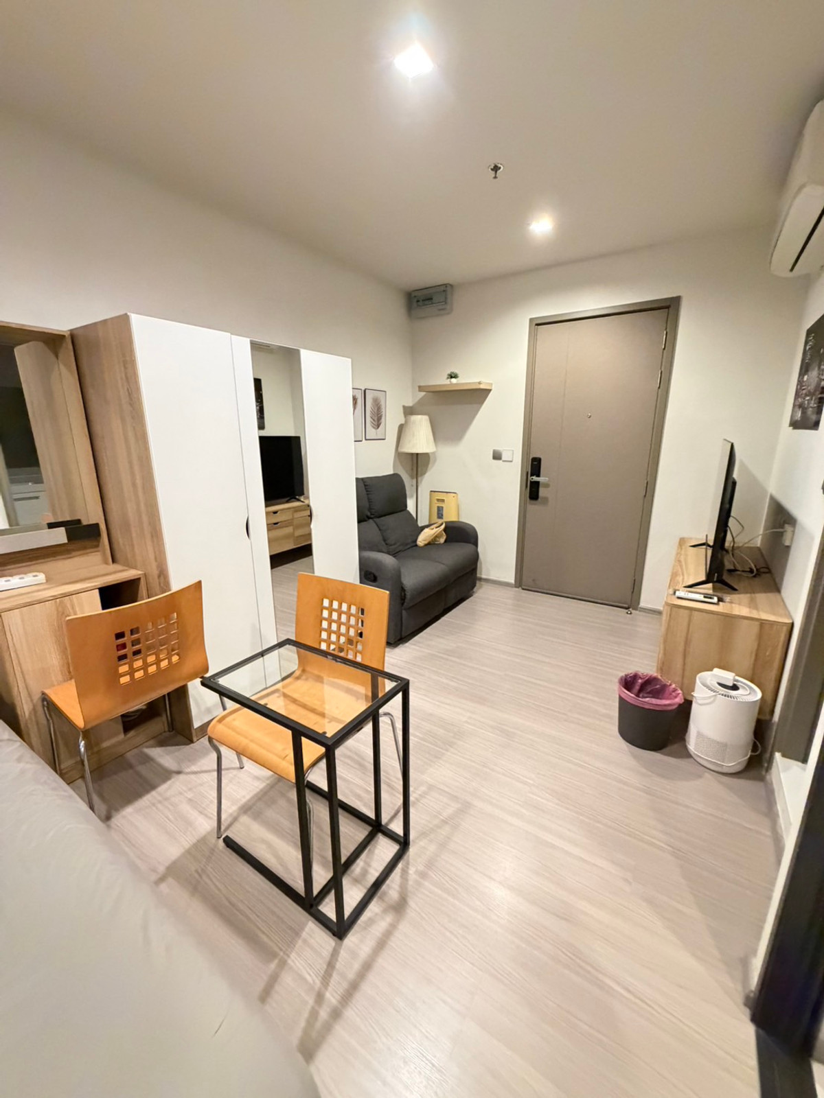 For RentCondoRama9, Petchburi, RCA : 🔥Condo for rent, fully furnished, high floor: Life Asoke Hype (Rama 9): near MRT Rama 9, just 300 meters.