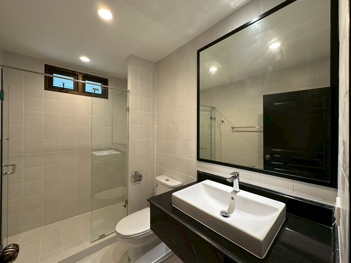 For RentSukhumvit, Asoke, Thonglor : ✨ Condo for rent, pet friendly, 4 bedrooms, beautiful room, fully furnished. Phrom Phong area, 5 minutes walk to BTS Phrom Phong.