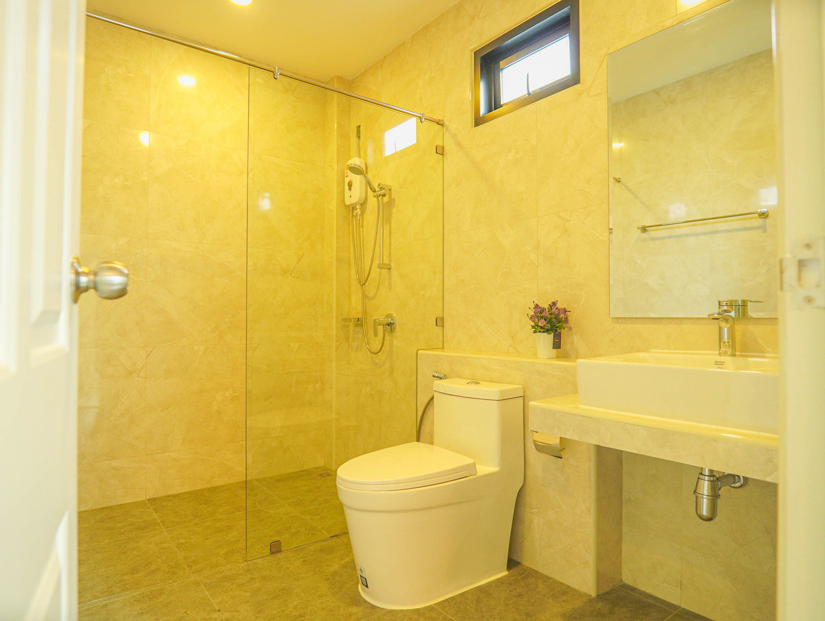 ให้เช่าบ้านพัทยา บางแสน ชลบุรี สัตหีบ : 🏡✨ พูลวิลล่าให้เช่า ใกล้อ่างเก็บน้ำมาบประชัน | 3 ห้องนอน | เพียง 65,000 บาท/เดือน ✨