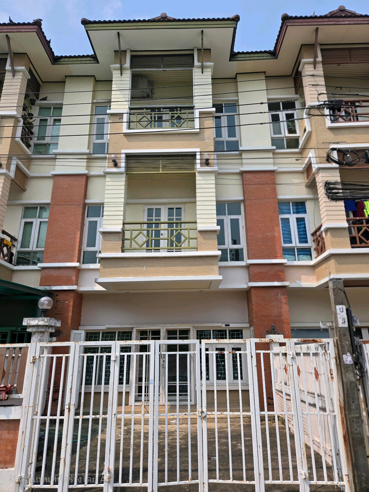 For RentTownhomePattanakan, Srinakarin : For rent, 3-story townhome, Soi Chaloem Phrakiat Rama 9, Soi 25.