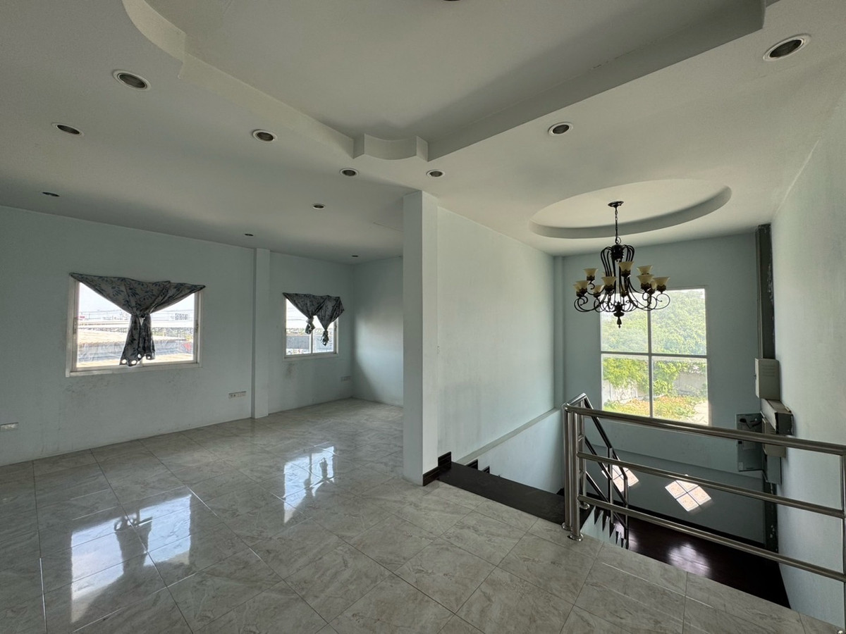 For RentRetail SpacePattanakan, Srinakarin : Single house for rent, 1 rai, Krungthep Kreetha, newly cut, has free space, can be modified, expanded, able to do business.