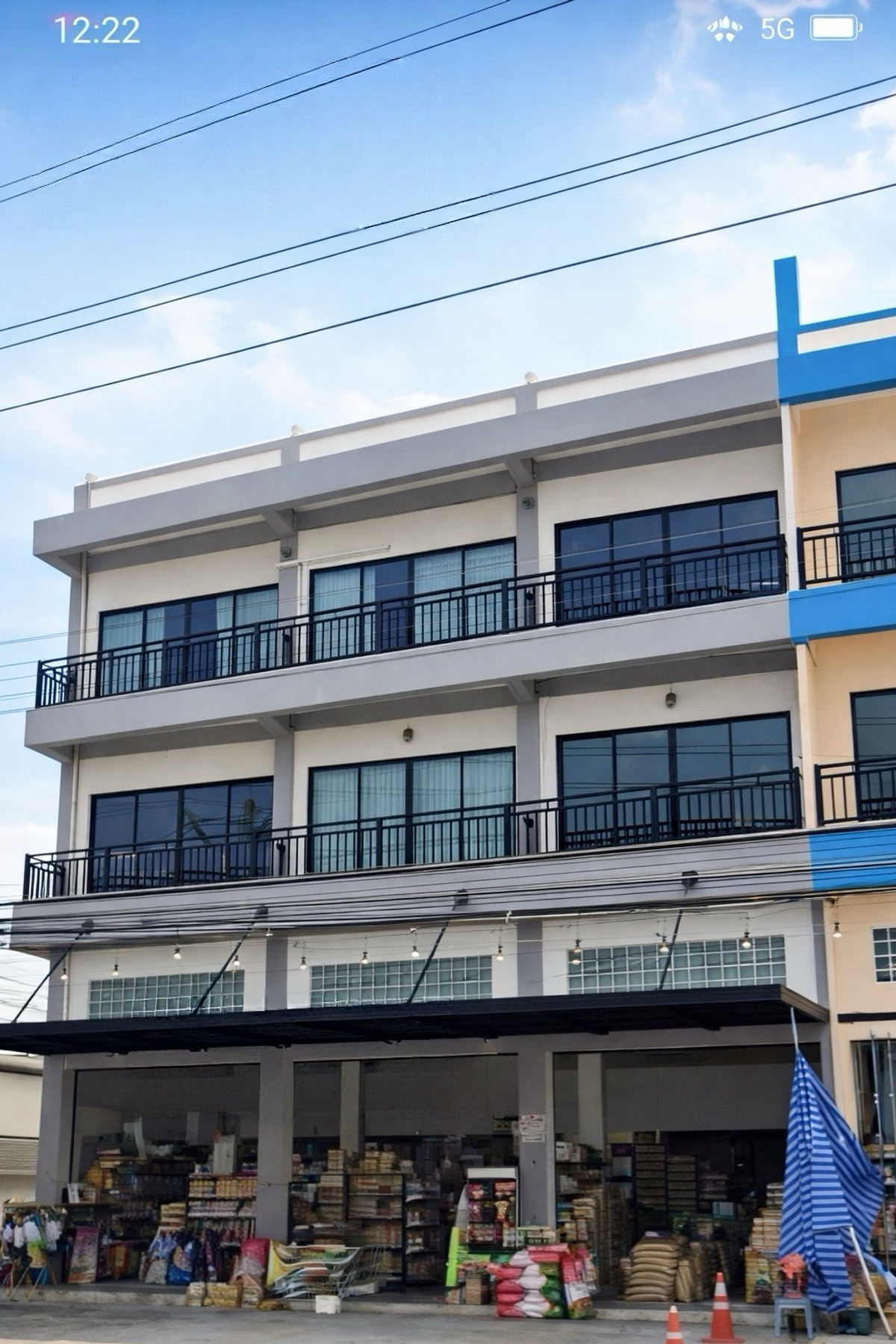For SaleShop HouseNonthaburi, Bang Yai, Bangbuathong : Commercial building for sale, 3.5 floors, 3 units, size 636 sq m, good location near Chao Phraya Market, Bang Krang Subdistrict, Mueang District, Nonthaburi Province.