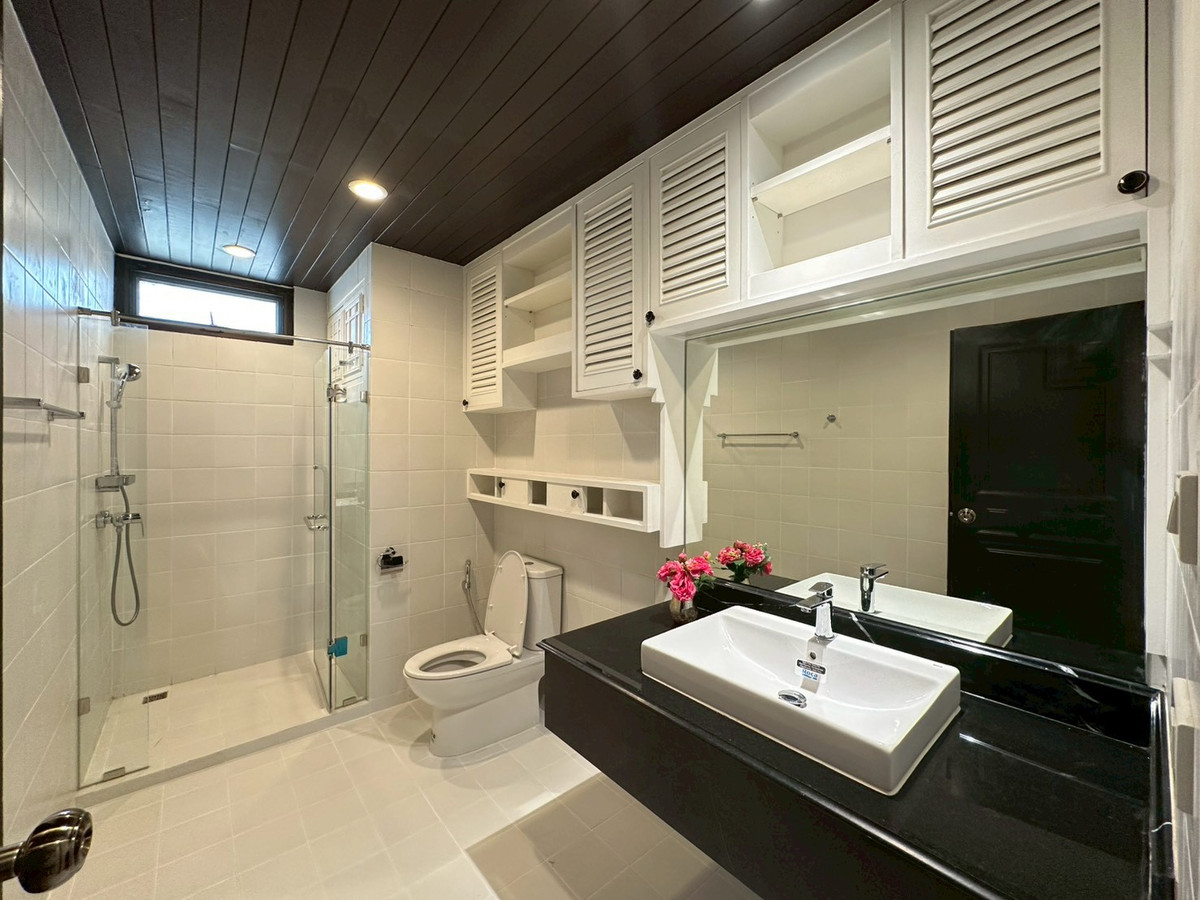 For RentSukhumvit, Asoke, Thonglor : ✨ Condo for rent, pet friendly, 4 bedrooms, beautiful room, fully furnished. Phrom Phong area, 5 minutes walk to BTS Phrom Phong.