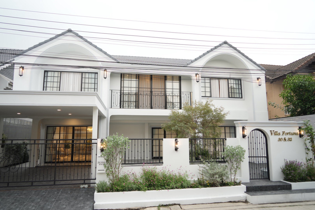 For SaleHouseChokchai 4, Ladprao 71, Ladprao 48, : New arrival, beautiful house, 5 bedrooms, excellent location, Nakniwat 48, Lat Phrao, large house, 82 sq m, plus furniture.