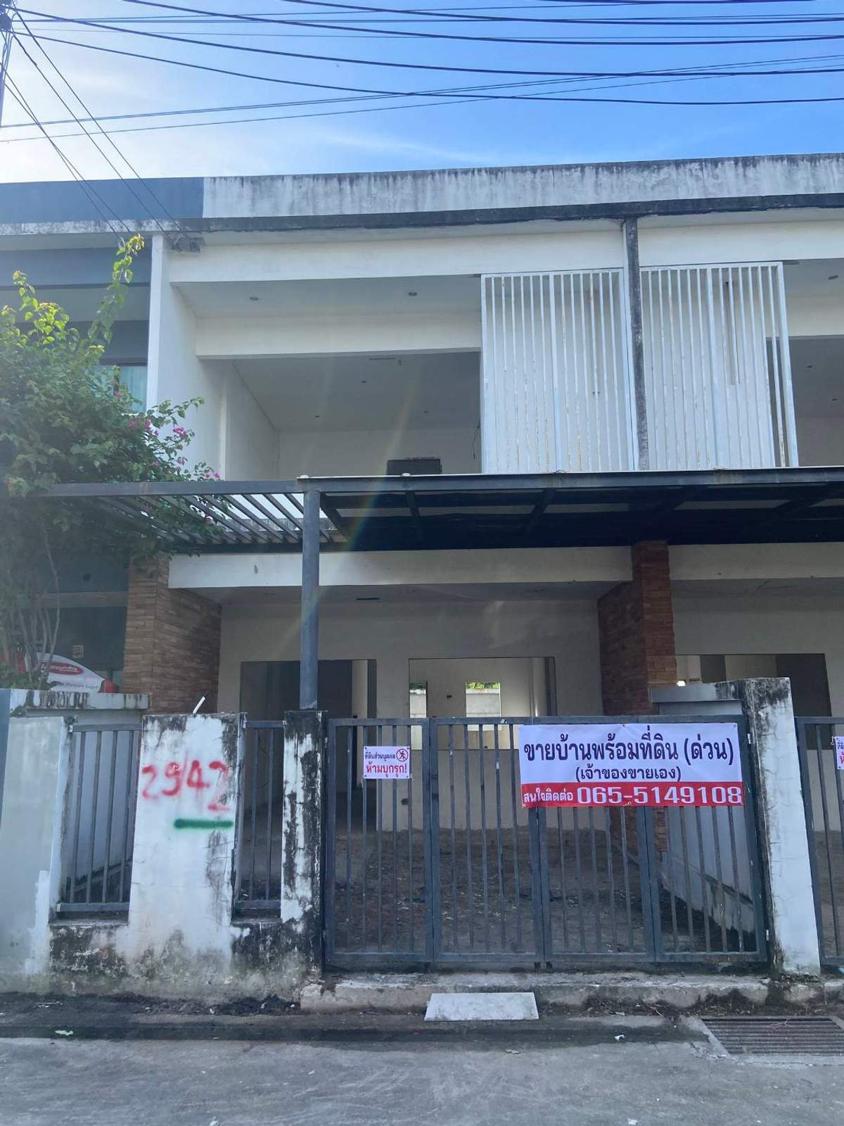 For SaleTownhomePattaya, Bangsaen, Chonburi : 2-story townhouse for sale (sold according to condition) Nakarasiri Village. Soi Thung Klom-Tan Man 19 Chonburi Province