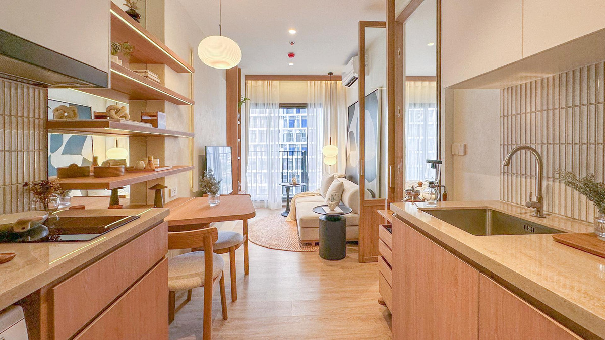 ขายคอนโดเลียบทางด่วนรามอินทรา : Spacious Combined Unit with an open, airy layout