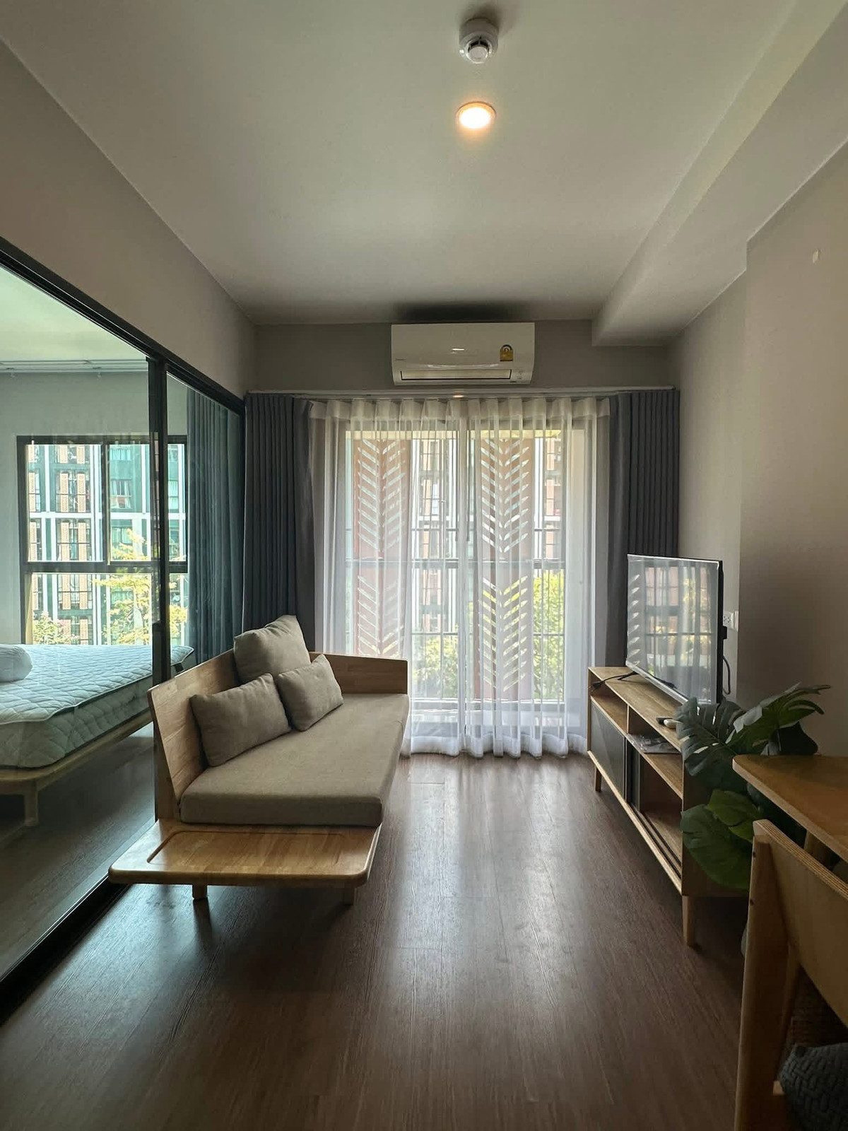 ให้เช่าคอนโดปิ่นเกล้า จรัญสนิทวงศ์ : ⭐️Lumpini Selected Charan 65 - Sirindhorn Station ⭐️ ห้องขนาด 28 ตร.ม. 1 ห้องนอน  มีเครื่องใช้​ไฟฟ้า​และเฟอร์นิเจอร์ พร้อมเข้าอยู่