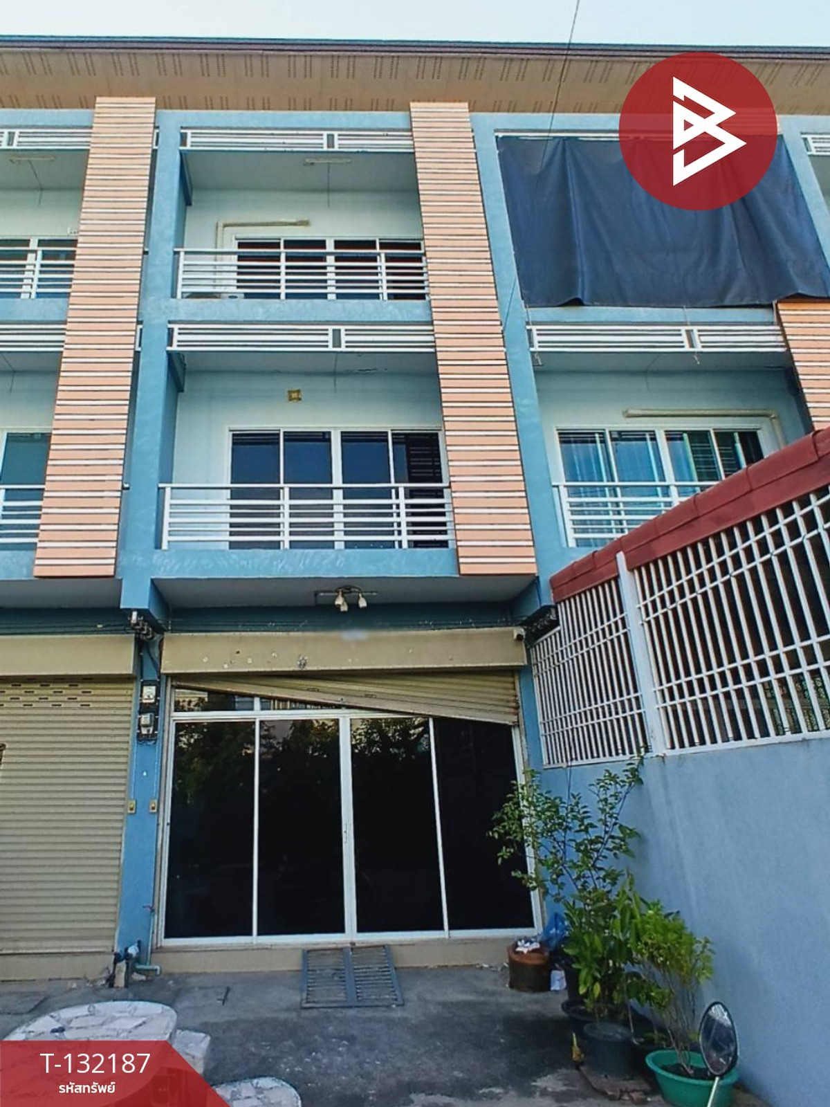 For SaleShop HousePathum Thani,Rangsit, Thammasat : 3-story commercial building for sale, area 19.7 square meters, Thanyaburi, Pathum Thani, good location, community area.