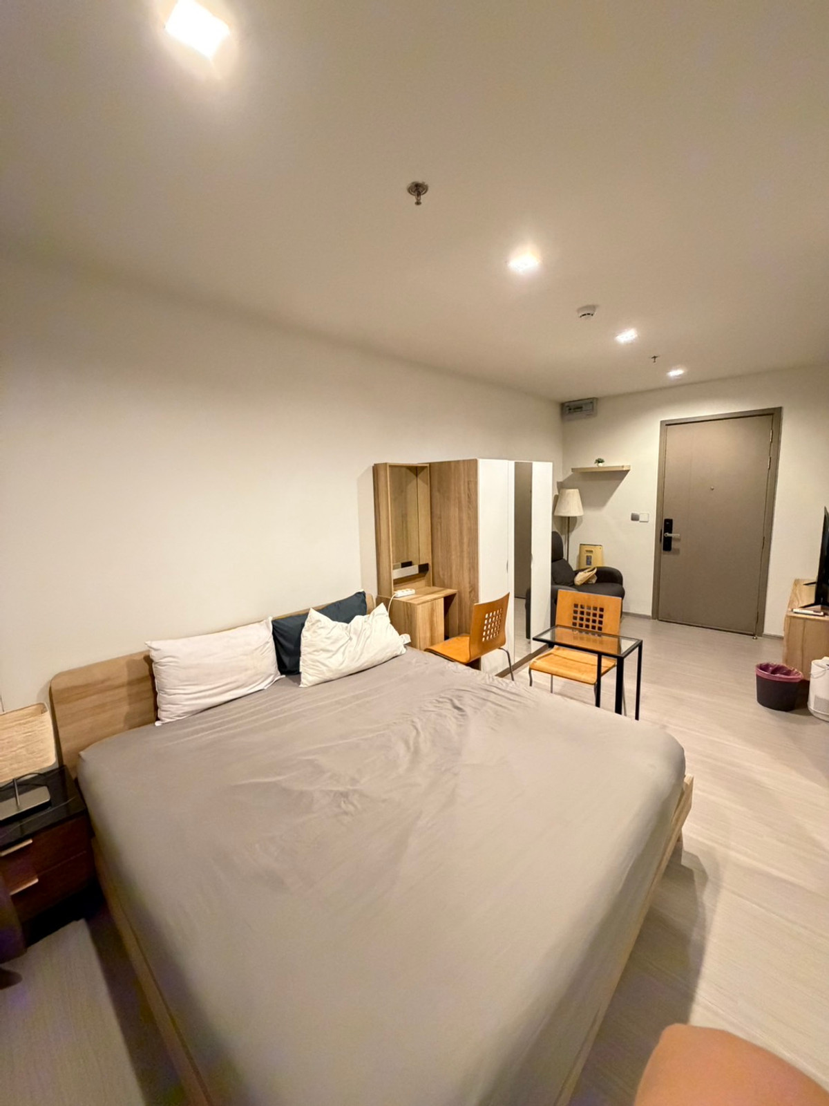 For RentCondoRama9, Petchburi, RCA : 🔥Condo for rent, fully furnished, high floor: Life Asoke Hype (Rama 9): near MRT Rama 9, just 300 meters.