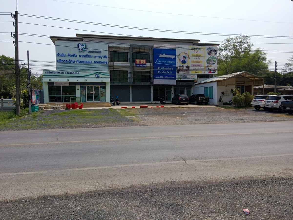 For SaleShop HousePrachin Buri : New 3-story commercial building for sale, good location, next to Suwannason Road 33, Prachinburi Province.