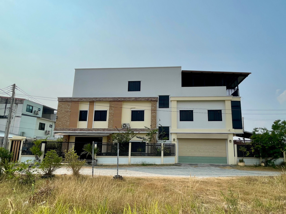 ขายโฮมออฟฟิศศรีราชา แหลมฉบัง บ้านบึง : ขาย !!! โฮมออฟฟิศ 3 ชั้น (รวมชั้นดาดฟ้า) สภาพดีมาก เนื้อที่ 82 ตารางวา อ.บ้านบึง จ.ชลบุรี ราคา 15,500,000 บาท