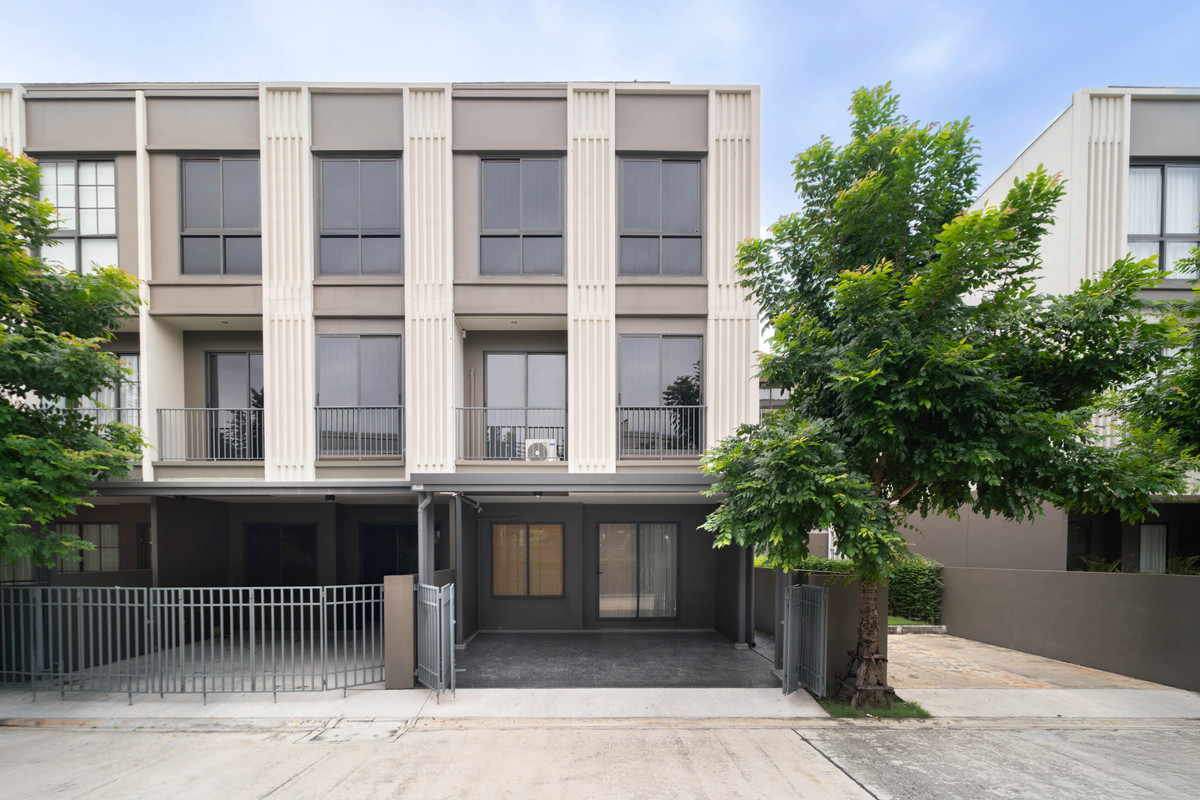 For SaleTownhomeOnnut, Udomsuk : Urgent sale! Beautiful new house, modern style, Sukhumvit 77 📍 Corner plot location, beginning of the project, near the central area, free built-ins in every corner! In a budget of only 7 million