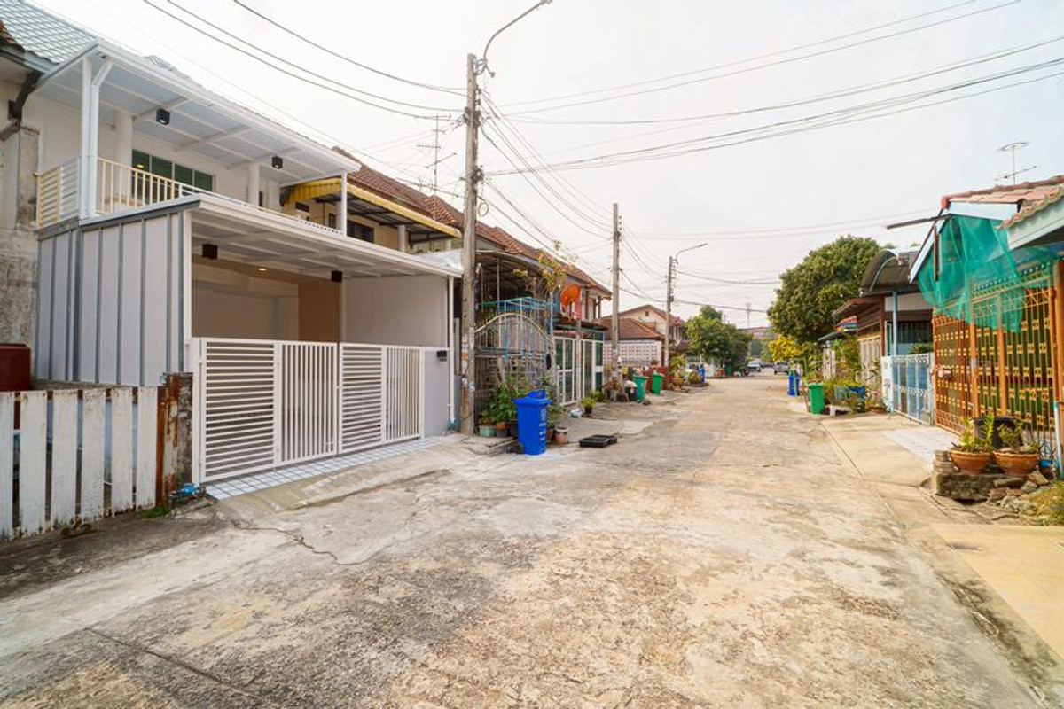 ขายทาวน์โฮมนนทบุรี บางใหญ่ บางบัวทอง : ขายด่วน! ทาวน์เฮาส์ 2 ชั้น หมู่บ้านบัวทอง 4 โซนทำเลอยู่อาศัยที่สมบูรณ์แบบ เนื้อที่ 18 ตร.ว. ฟังก์ชันพิเศษ 3 ห้องนอน 2 ห้องน้ำ พร้อมเทอเรสพื้นที่กว้างขวางสำหรับพักผ่อนหรือตากผ้า โรงรถต่อเติมใหม่จอดรถกระบะได้สบาย ตัวบ้านรีโนเวทใหม่ทั้งหลังสวยงามพร้อมเข้าอยู