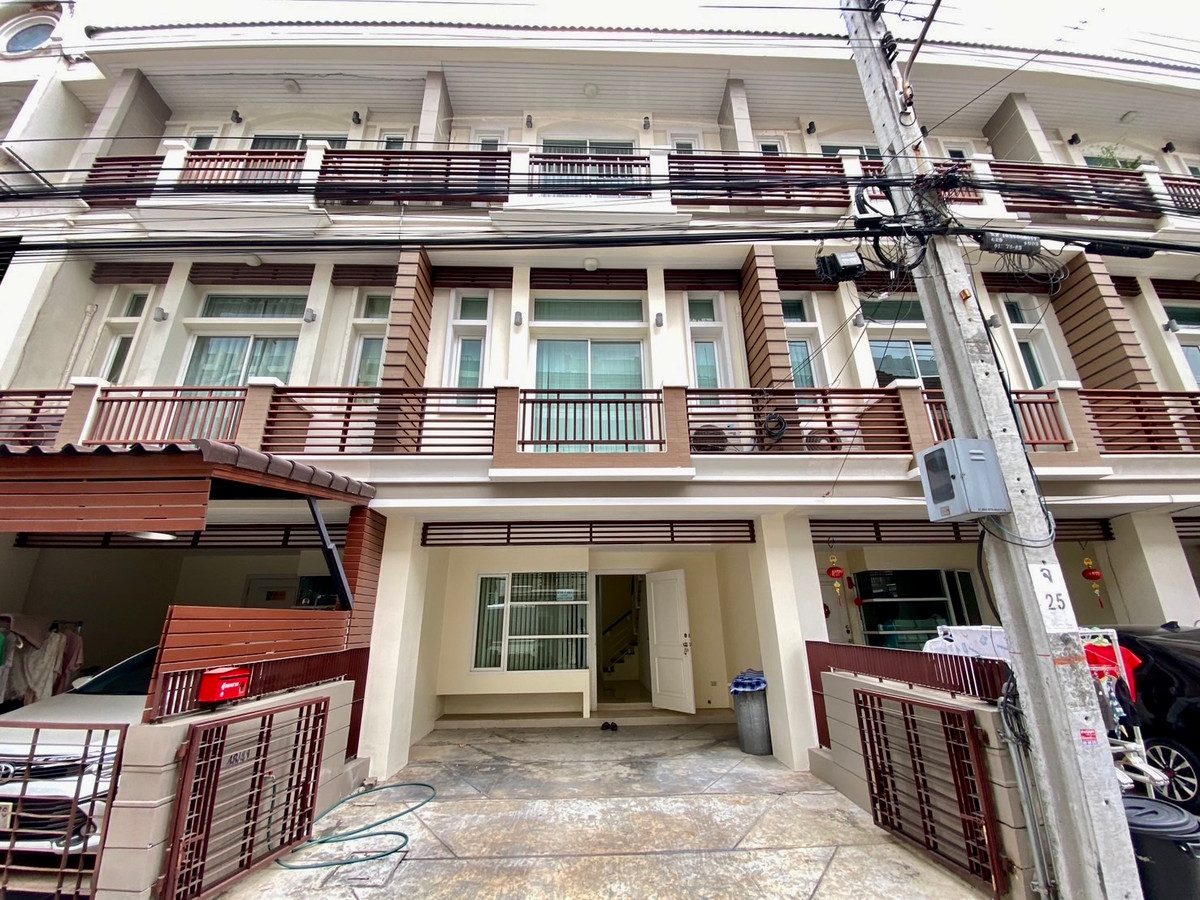 For RentTownhomeKaset Nawamin,Ladplakao : For Rent: 3-Storey Townhome at Premium Place 8 Ekamai–Ramintra. Modern Design | Spacious Layout | Prime Location Near Expressway
