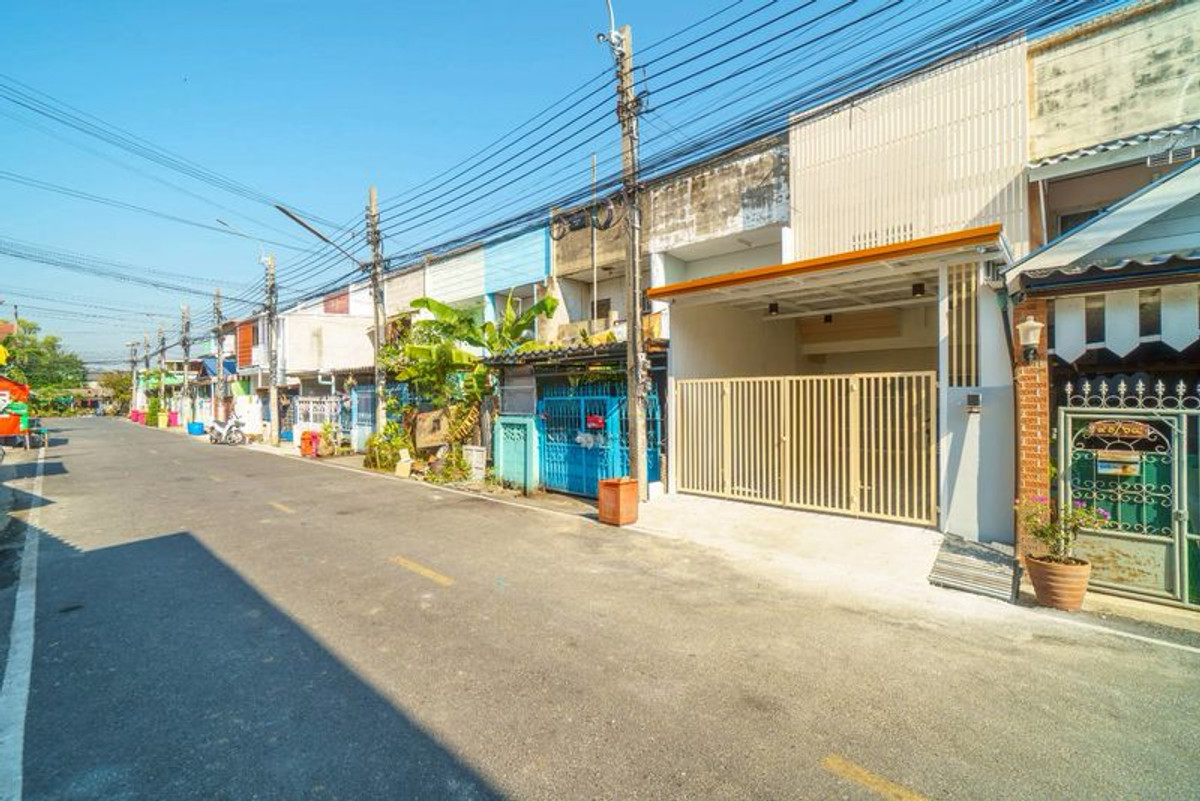 ขายทาวน์โฮมนนทบุรี บางใหญ่ บางบัวทอง : ขายด่วน! ทาวน์เฮาส์ 2 ชั้น หมู่บ้านธารทอง 2 (ซอย 6) ทำเลทองบนถนนวัดลาดปลาดุก เนื้อที่ 18 ตร.ว. ฟังก์ชัน 3 ห้องนอน 2 ห้องน้ำ โดดเด่นด้วยทำเลที่ตั้งที่ใกล้ถนนกาญจนาภิเษกมาก เข้าซอยเพียง 1 กม. เท่านั้น เดินทางสะดวกทั้งรถส่วนตัวและรถสาธารณะ รีโนเวทใหม่สวยงามท