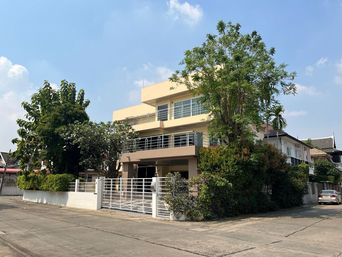 For SaleHouseBang Sue, Wong Sawang, Tao Pun : For sale, 3-story detached house, completely renovated @ Prachachuen, Wong Sawang, Bang Sue, quality materials, elegant design, meets the needs of city people, near department stores. Its all done here, in one place.