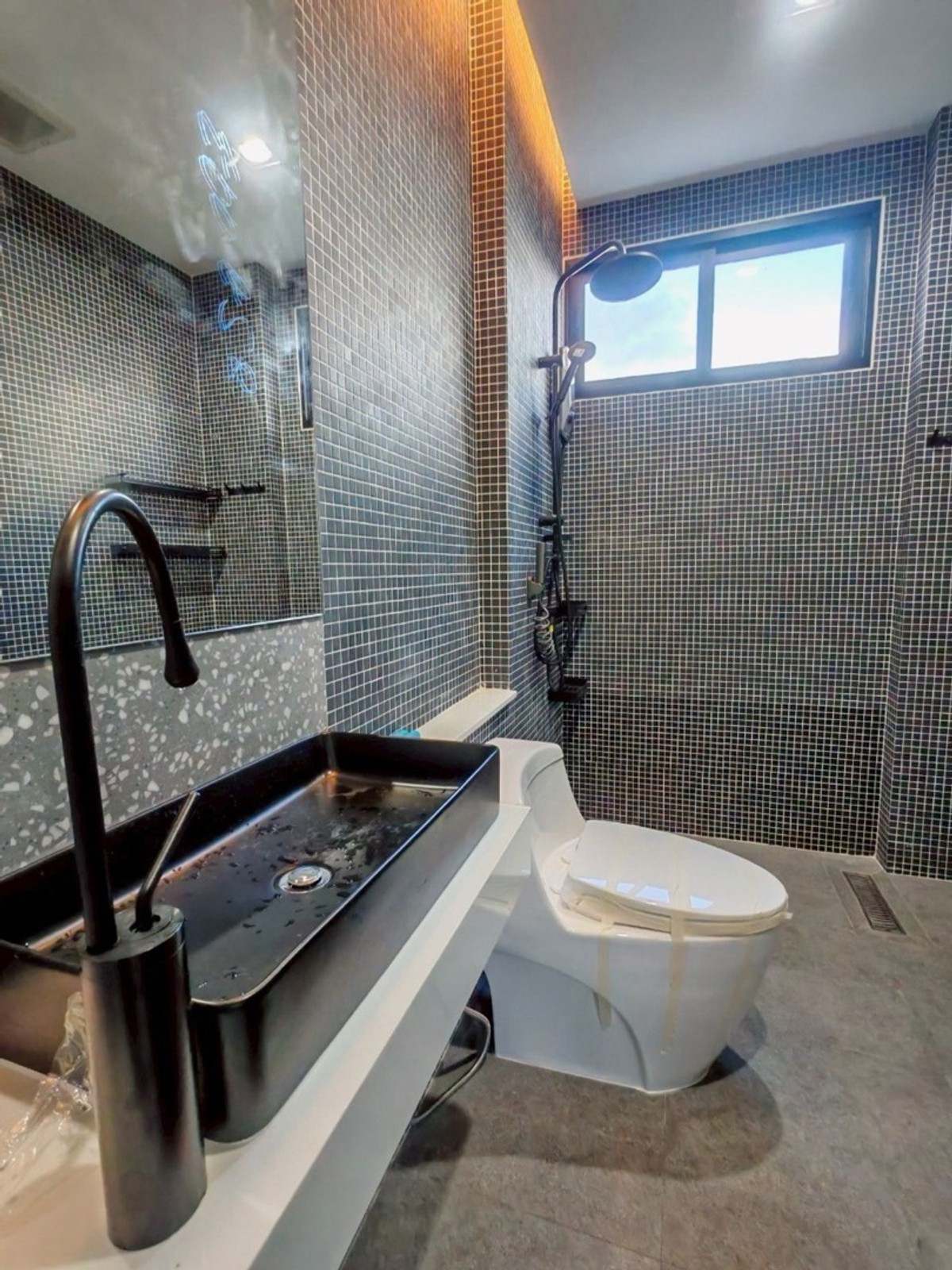 ทาวน์โฮมเลียบทางด่วนรามอินทรา : ให้เช่า / ขายบ้านเดี่ยว 3 ชั้น Town in Town บ้านสร้างใหม่ หลังมุมเป็นส่วนตัว พื้นที่ใช้สอย 310 ตร.ม ใกล้ทางด่วน