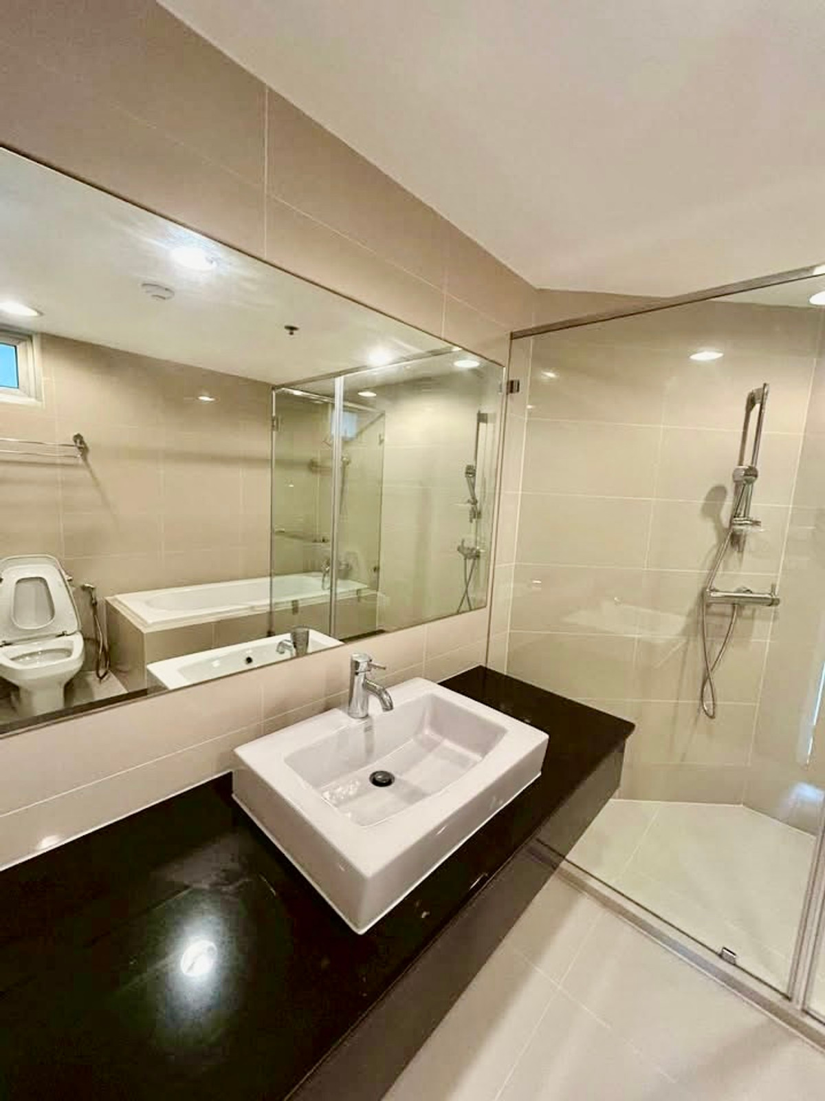 ขายคอนโดพระราม 9 เพชรบุรีตัดใหม่ RCA : ขายคอนโดหรูชั้นสูง วิวเมืองสวย ใจกลางพระราม 9 ที่ Belle Grand Rama 9 พร้อมวิวชั้น 39 ที่โปร่ง โล่ง และเป็นส่วนตัว เหมาะทั้งอยู่อาศัยเองหรือซื้อเพื่อการลงทุน