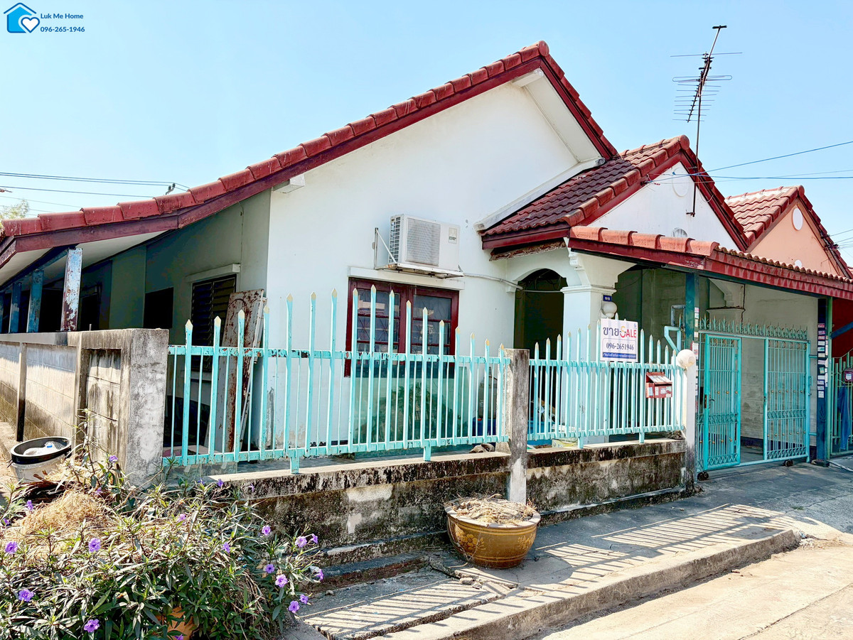 For SaleTownhomePathum Thani,Rangsit, Thammasat : Chuensuk Villa Village Soi Peernon, Lam Luk Ka #cheap price #single-story townhouse on corner #There is space around the house.