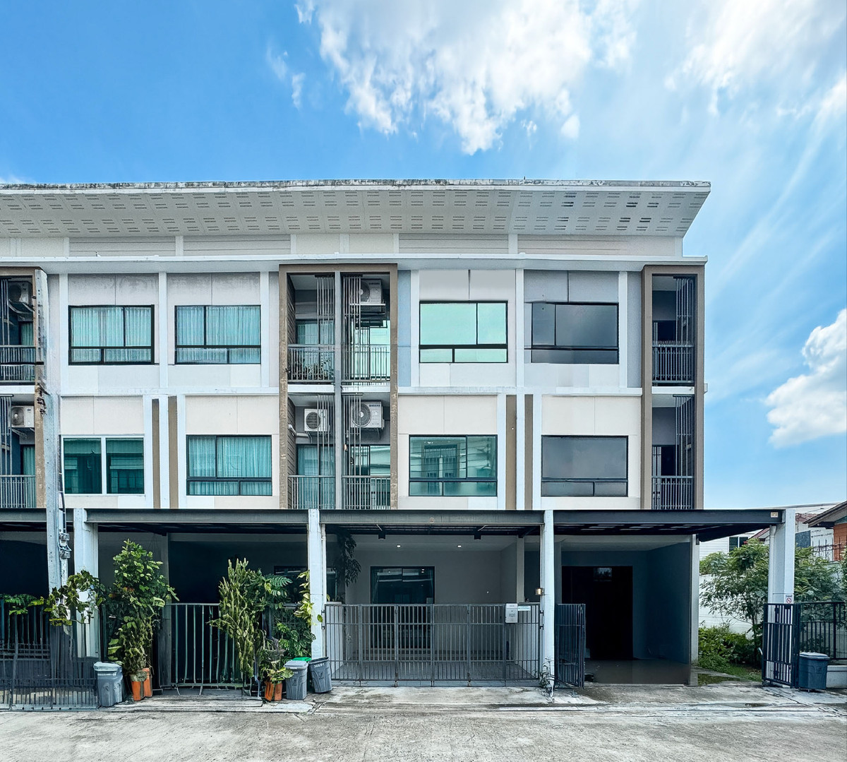 ขายทาวน์โฮมนวมินทร์ รามอินทรา : CS130   🏡ทาวน์โฮม 3 ชั้น สไตล์ Modern Iconic ตอบโจทย์ทุกวัยในครอบครัวคุณ บ้านเทียบมือหนึ่ง ต่อเติมเต็มพื้นที่ เดินทางสะดวก ราคาคุ้มค่าในทำเลทอง