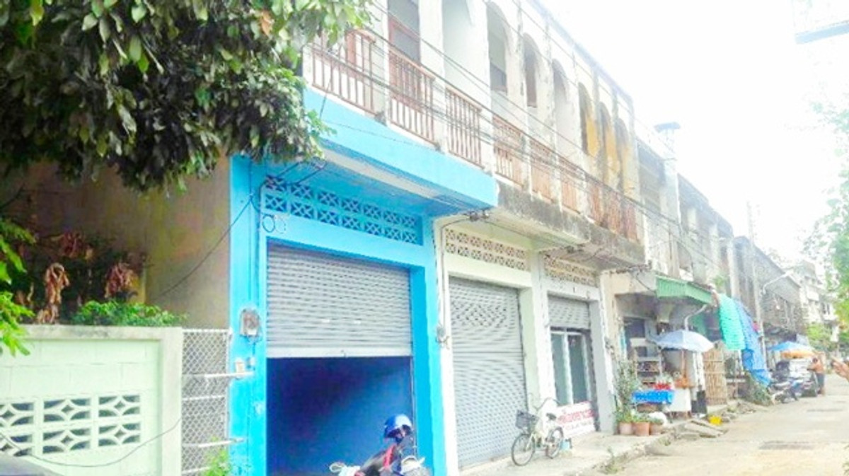 For RentShop HouseLampang : for rent Lampang city 3beds 1bath near Lampang Hospital 1.6km. Lampang Kalayanee Sch. 600m. Shophous