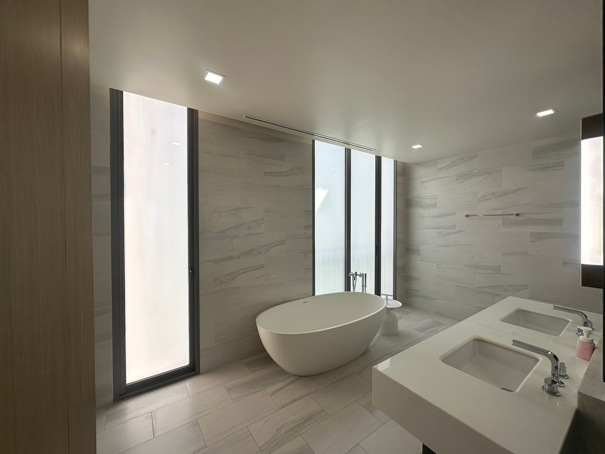 For RentTownhomeSukhumvit, Asoke, Thonglor : RH020526 For rent, 4-story townhouse, 4 bedrooms at Quarter 39, Sukhumvit 39, near BTS Phrom Phong.