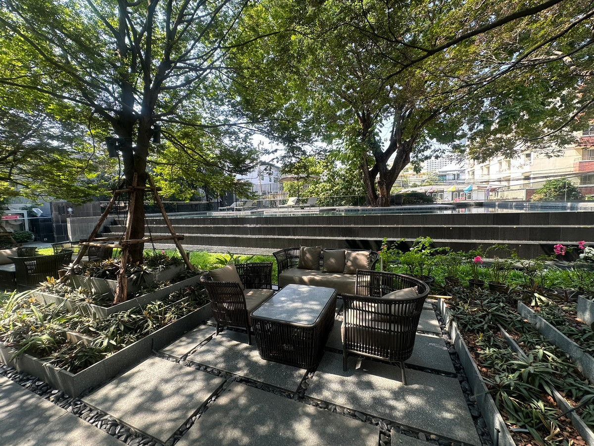 For RentTownhomeSukhumvit, Asoke, Thonglor : RH020526 For rent, 4-story townhouse, 4 bedrooms at Quarter 39, Sukhumvit 39, near BTS Phrom Phong.