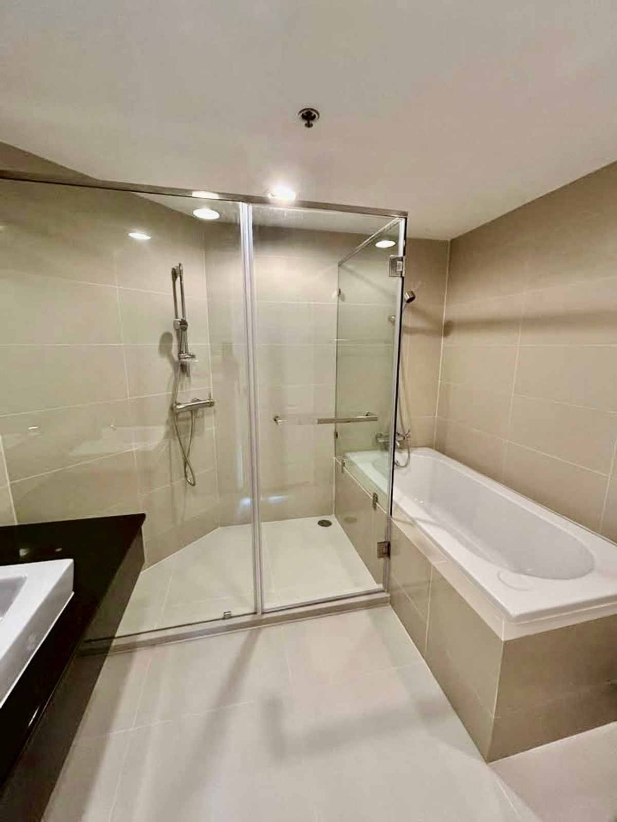 ขายคอนโดพระราม 9 เพชรบุรีตัดใหม่ RCA : ขายคอนโดหรูชั้นสูง วิวเมืองสวย ใจกลางพระราม 9 ที่ Belle Grand Rama 9 พร้อมวิวชั้น 39 ที่โปร่ง โล่ง และเป็นส่วนตัว เหมาะทั้งอยู่อาศัยเองหรือซื้อเพื่อการลงทุน