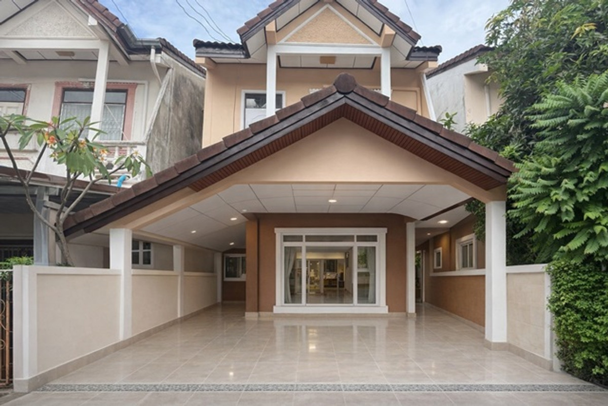 For RentHousePinklao, Charansanitwong : near BTS Bang Wa 2.2 km. Bang Waek 28-34 New PakKhlongTalat area 1.8km. 2.5story townhouse for rent