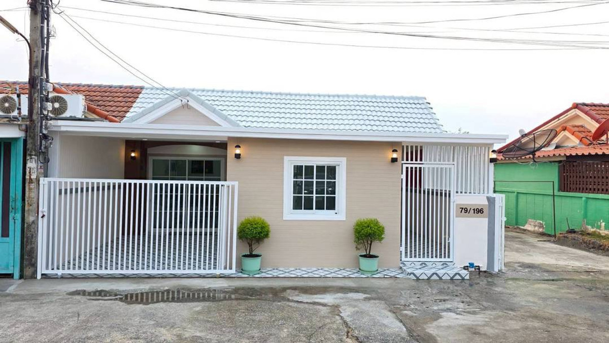 ขายทาวน์โฮมนนทบุรี บางใหญ่ บางบัวทอง : ขายด่วน! ทาวน์เฮาส์ชั้นเดียวหลังมุม พื้นที่กว้างถึง 24 ตร.ว. หมู่บ้านตะวันงาม ซอยกันตนา โซนบางใหญ่ โดดเด่นด้วยตำแหน่งหลังมุมที่ให้ความเป็นส่วนตัวสูง หลังบ้านไม่ชนกับใคร ถนนหน้าบ้านกว้างขวางจอดรถสะดวก ฟังก์ชันจัดเต็ม 3 ห้องนอน 2 ห้องน้ำ รีโนเวทใหม่ทั้งหลัง