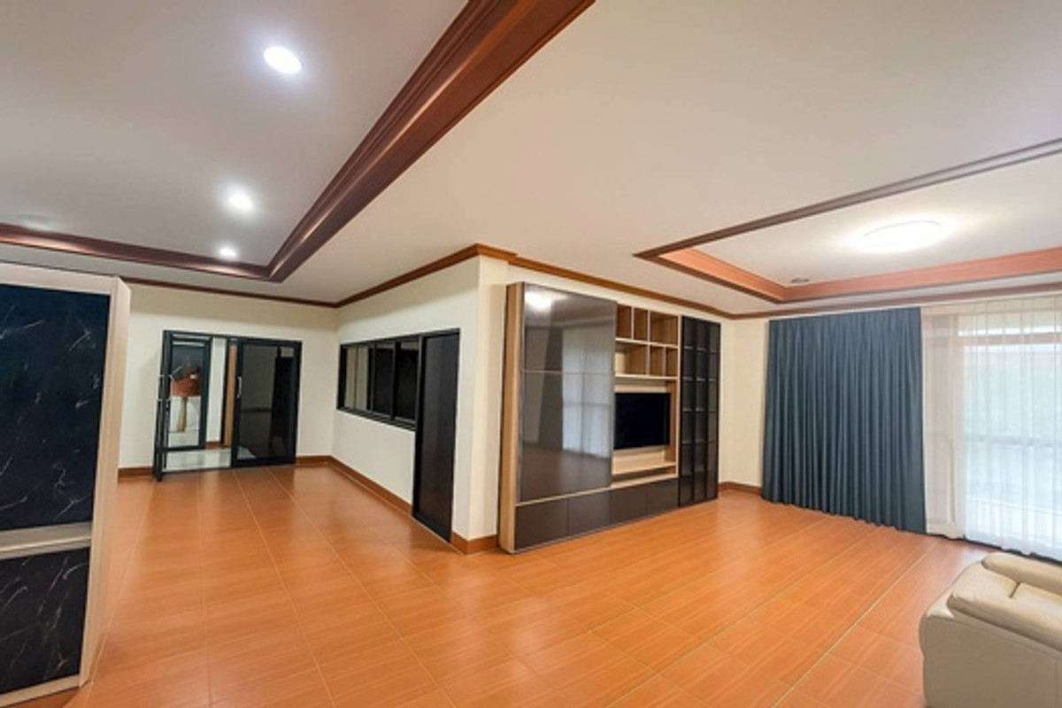 ขายโฮมออฟฟิศพัทยา บางแสน ชลบุรี สัตหีบ : โฮมออฟฟิศ 3 ชั้น (รวมชั้นดาดฟ้า) เนื้อที่ 82 ตารางวา อ.บ้านบึง จ.ชลบุรี ราคา 15,500,000 บาท