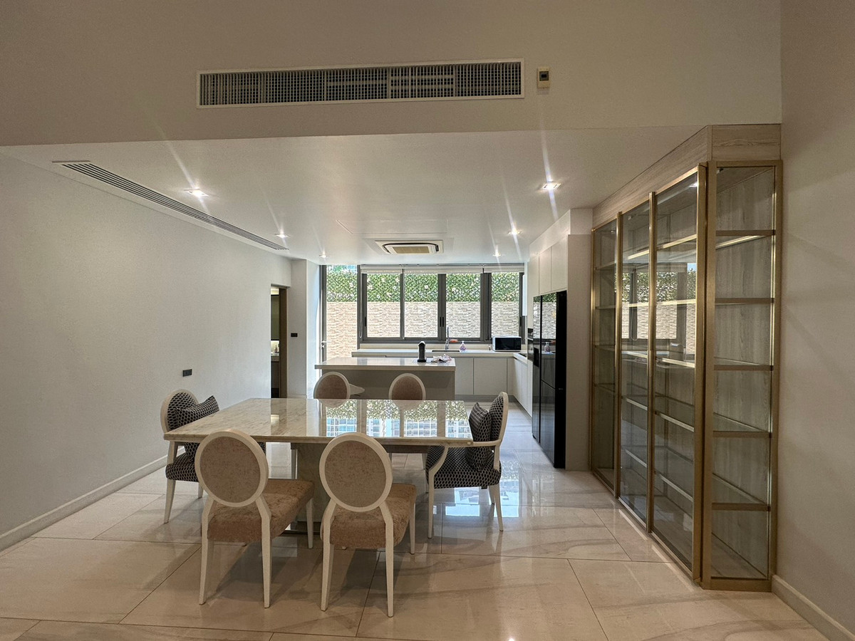 For RentTownhomeSukhumvit, Asoke, Thonglor : RH020526 For rent, 4-story townhouse, 4 bedrooms at Quarter 39, Sukhumvit 39, near BTS Phrom Phong.