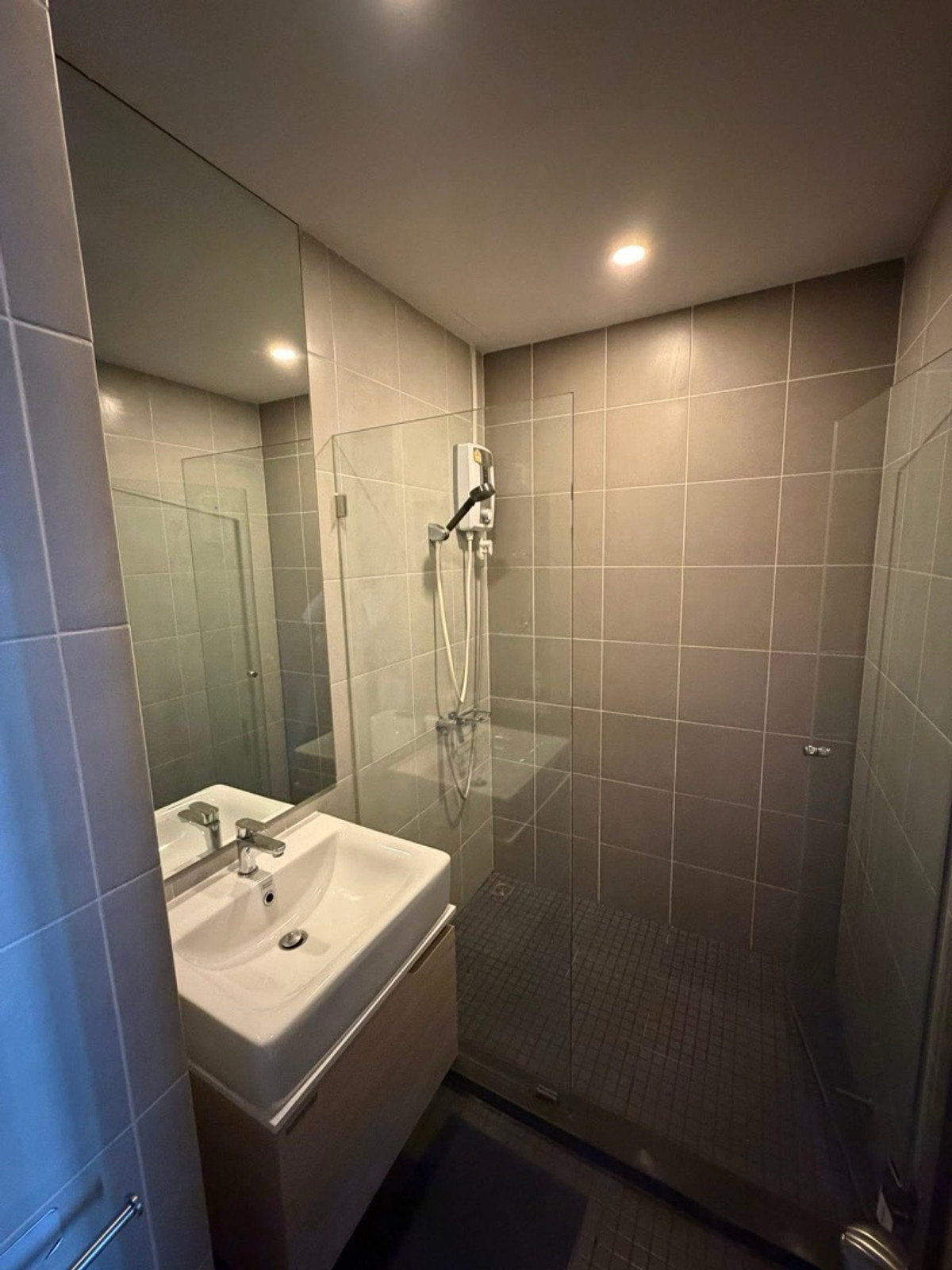 For RentCondoBangna, Bearing, Lasalle : 🏢 IDEO O2 | Condo for Rent (next to BTS Bangna 250 m.) Building C Studio 27 sq m.
💵 Rent 11,000 baht/month
📞Phat: 064-642-8664
📞Nui: 094-624-2014