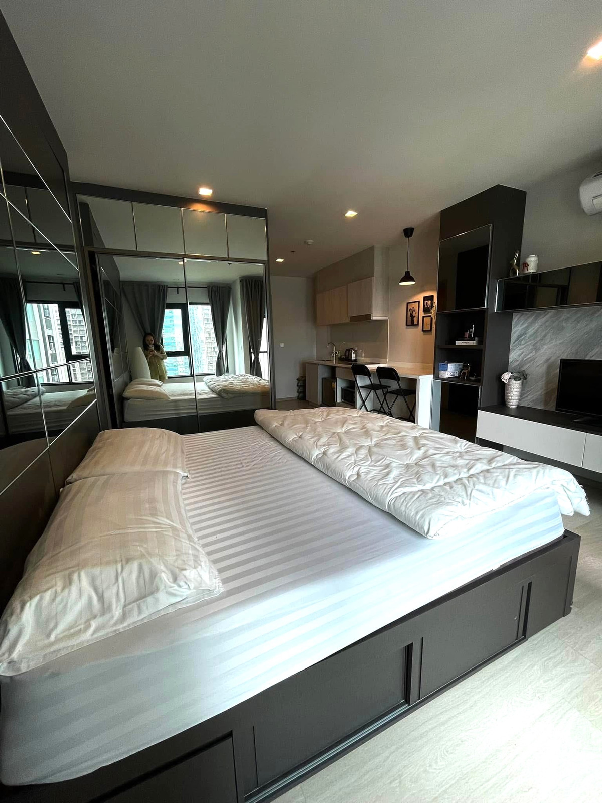 ให้เช่าคอนโดวิทยุ ชิดลม หลังสวน : Life One Wireless Condo for rent : Studio room for 28 sqm. City View on 26th floor. With furnished and electrical appliances. Rental only for 19,000 / m.