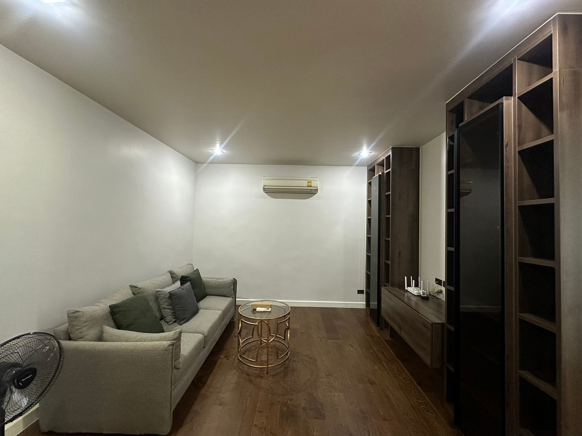 For RentTownhomeSukhumvit, Asoke, Thonglor : RH020526 For rent, 4-story townhouse, 4 bedrooms at Quarter 39, Sukhumvit 39, near BTS Phrom Phong.