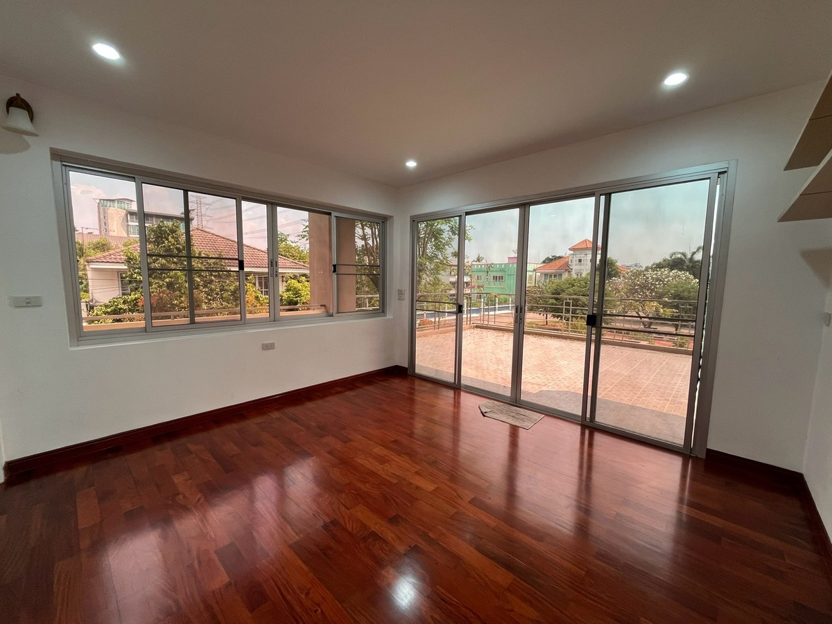 For SaleHouseBang Sue, Wong Sawang, Tao Pun : For sale, 3-story detached house, completely renovated @ Prachachuen, Wong Sawang, Bang Sue, quality materials, elegant design, meets the needs of city people, near department stores. Its all done here, in one place.