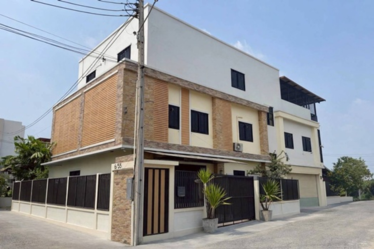 ขายโฮมออฟฟิศพัทยา บางแสน ชลบุรี สัตหีบ : โฮมออฟฟิศ 3 ชั้น (รวมชั้นดาดฟ้า) เนื้อที่ 82 ตารางวา อ.บ้านบึง จ.ชลบุรี ราคา 15,500,000 บาท