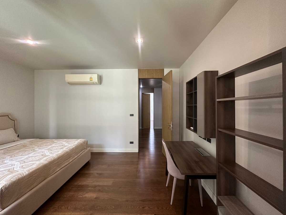 For RentTownhomeSukhumvit, Asoke, Thonglor : RH020526 For rent, 4-story townhouse, 4 bedrooms at Quarter 39, Sukhumvit 39, near BTS Phrom Phong.