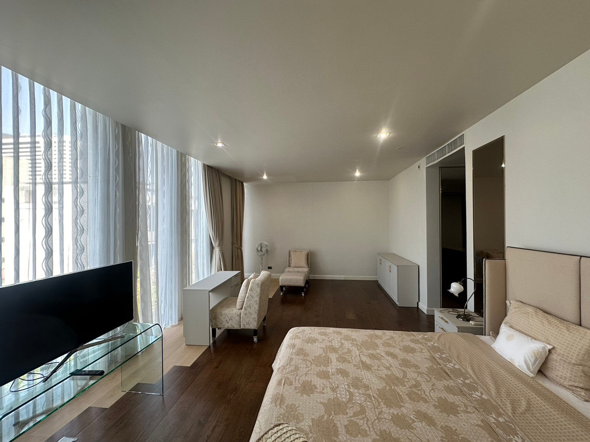 For RentTownhomeSukhumvit, Asoke, Thonglor : RH020526 For rent, 4-story townhouse, 4 bedrooms at Quarter 39, Sukhumvit 39, near BTS Phrom Phong.