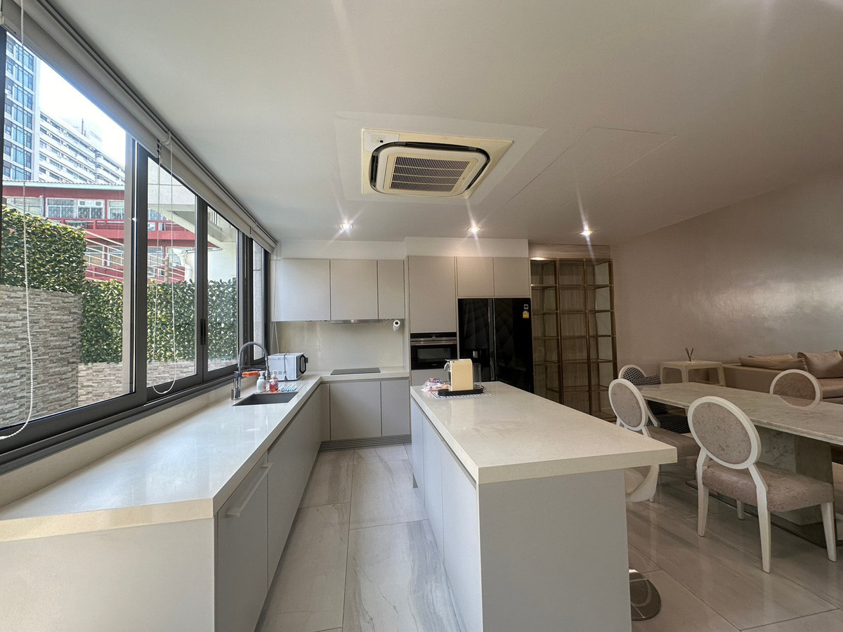 For RentTownhomeSukhumvit, Asoke, Thonglor : RH020526 For rent, 4-story townhouse, 4 bedrooms at Quarter 39, Sukhumvit 39, near BTS Phrom Phong.