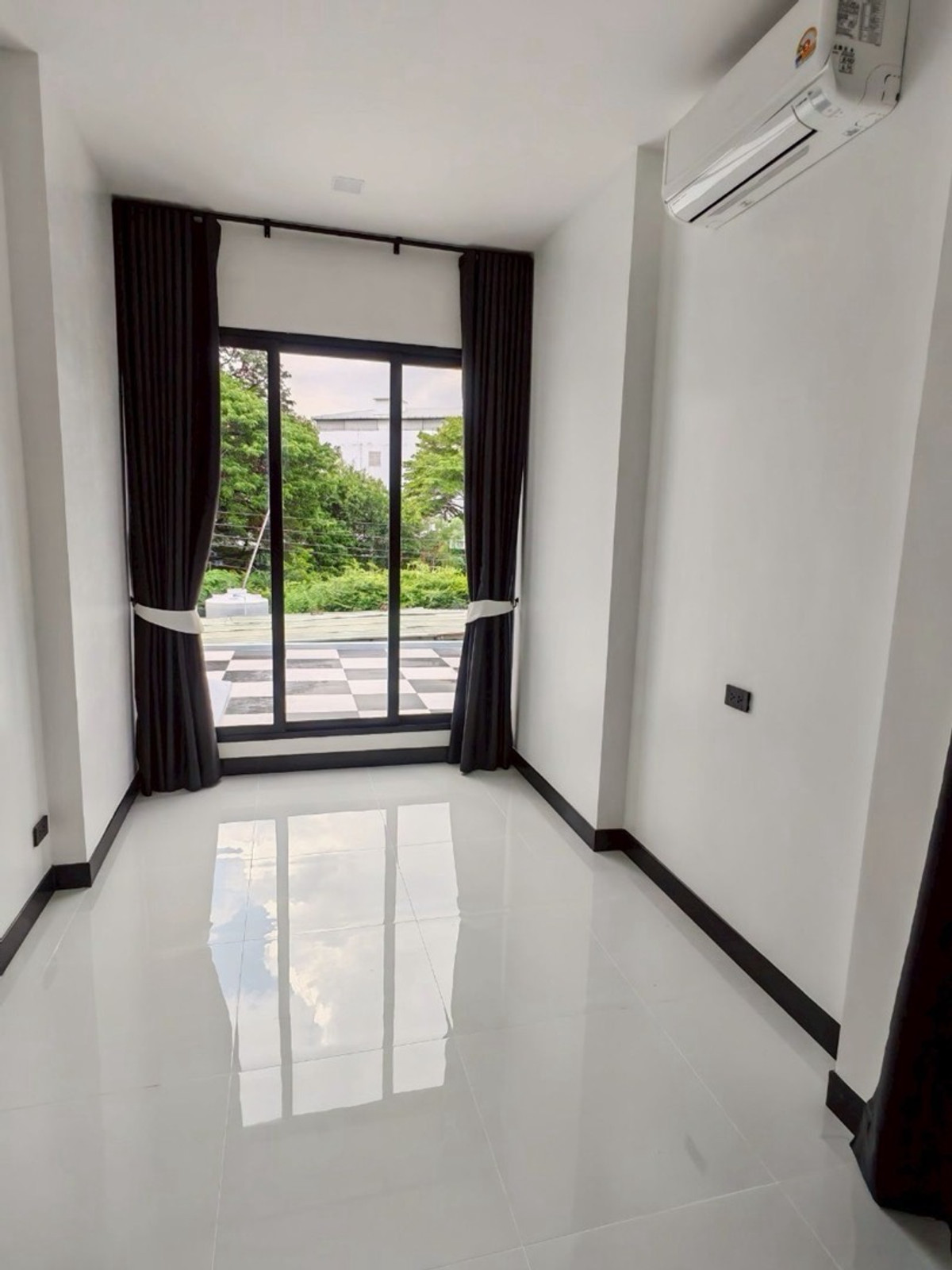 ทาวน์โฮมเลียบทางด่วนรามอินทรา : ให้เช่า / ขายบ้านเดี่ยว 3 ชั้น Town in Town บ้านสร้างใหม่ หลังมุมเป็นส่วนตัว พื้นที่ใช้สอย 310 ตร.ม ใกล้ทางด่วน