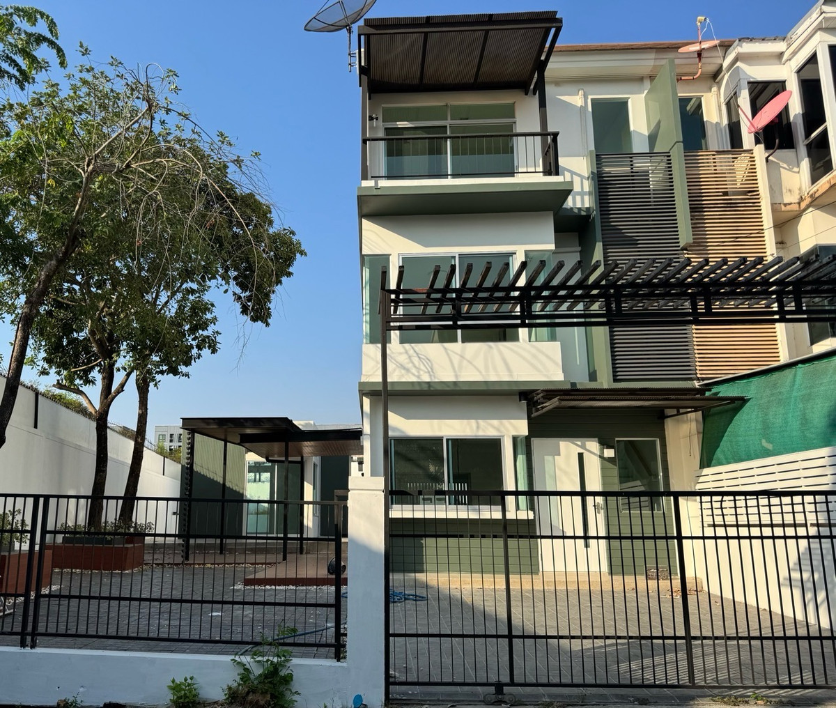 For SaleTownhomeRama 2, Bang Khun Thian : Selling cheap!! Corner house 76 sq m, 215 sq m, largest in the project, newly renovated, only 6.69 million baht!!!