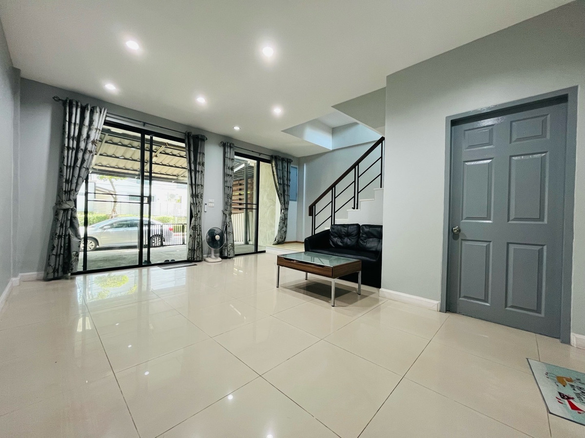 For RentHome OfficePattanakan, Srinakarin : Areeya Mandarina On Nut 39, Sukhumvit 77, Srinakarin, near the BTS.