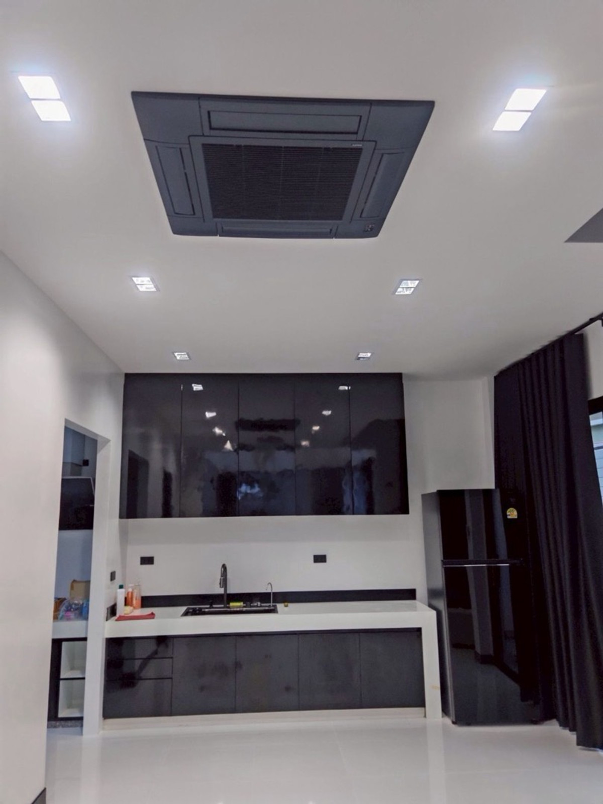 ทาวน์โฮมเลียบทางด่วนรามอินทรา : ให้เช่า / ขายบ้านเดี่ยว 3 ชั้น Town in Town บ้านสร้างใหม่ หลังมุมเป็นส่วนตัว พื้นที่ใช้สอย 310 ตร.ม ใกล้ทางด่วน