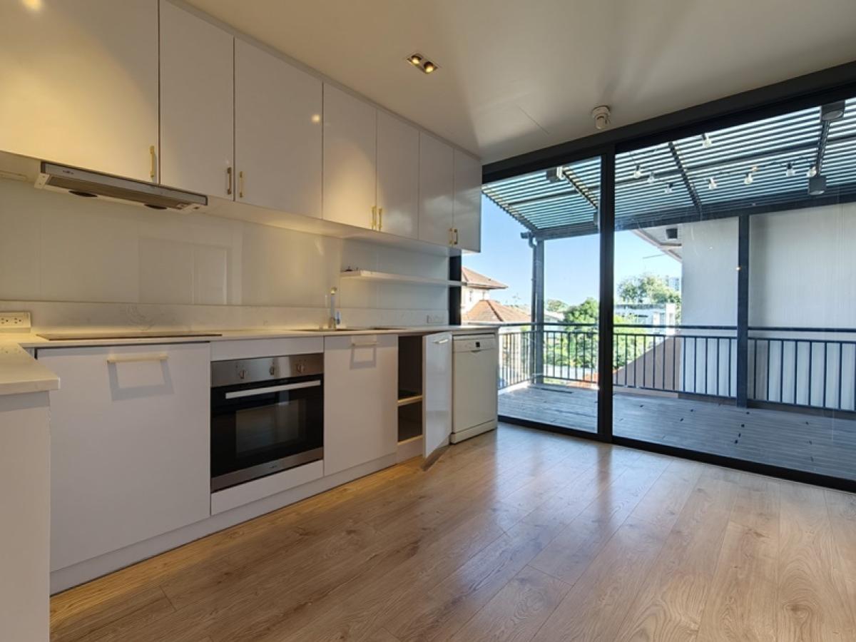 For SaleShop HouseSamut Prakan,Samrong : For Sale 3.5-story commercial building near BTS Royal Thai Navy Academy, just 100 meters  , corner unit , newly renovated , Pak Nam , Mueang Samut Prakan , Samut Prakarn , CX-144658