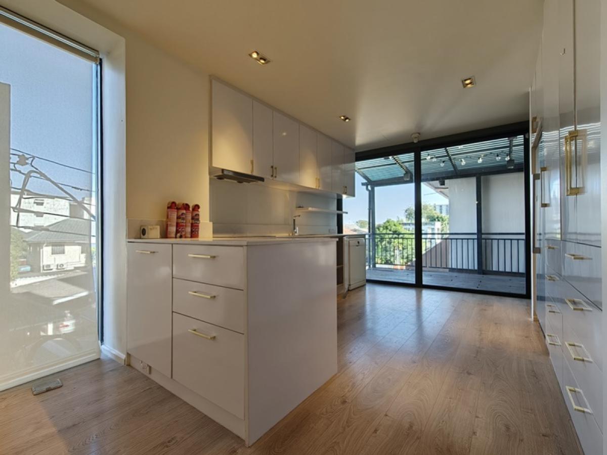 For SaleShop HouseSamut Prakan,Samrong : For Sale 3.5-story commercial building near BTS Royal Thai Navy Academy, just 100 meters  , corner unit , newly renovated , Pak Nam , Mueang Samut Prakan , Samut Prakarn , CX-144658