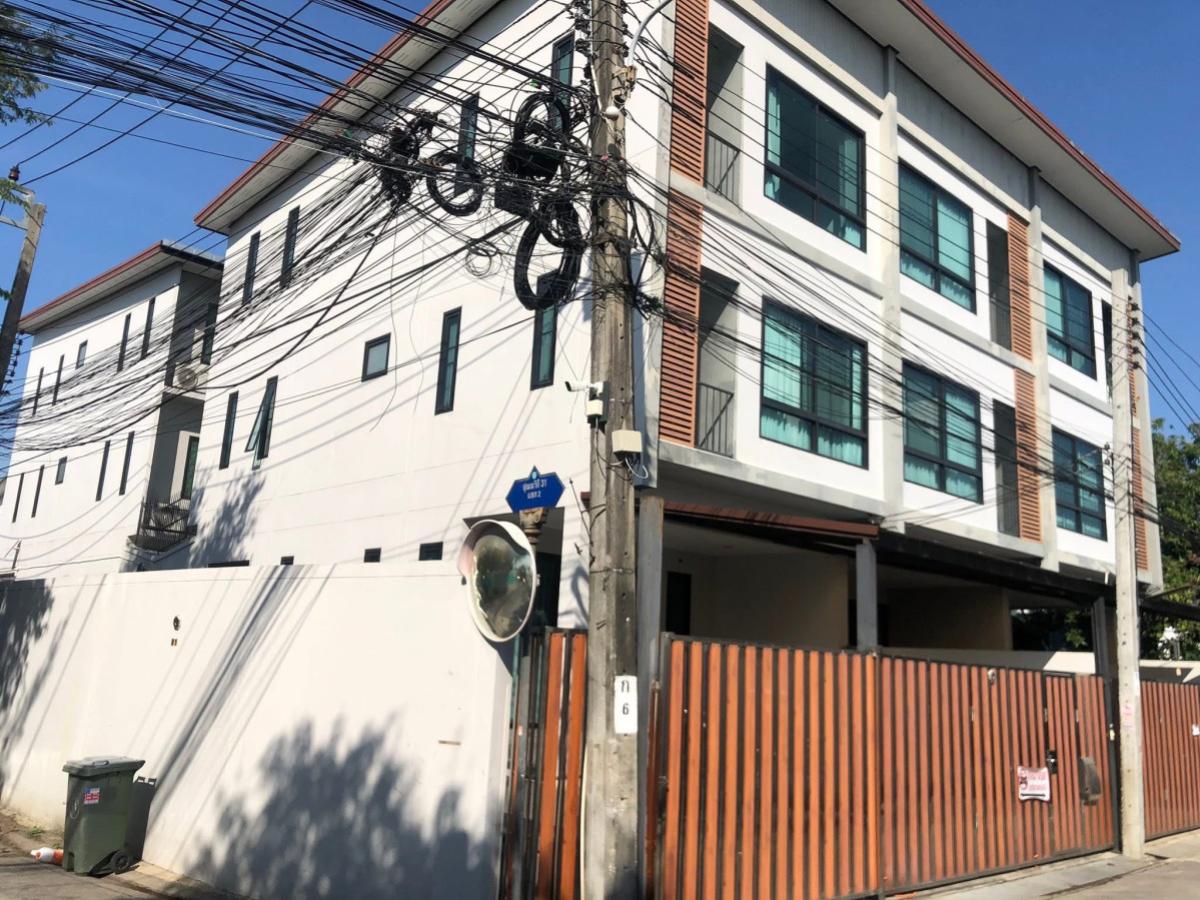 For SaleTownhomeSukhumvit, Asoke, Thonglor : For Sale 3-story townhome, corner unit, outside the project. , Khlong Toei Nuea , Watthana , Bangkok , CX-142813