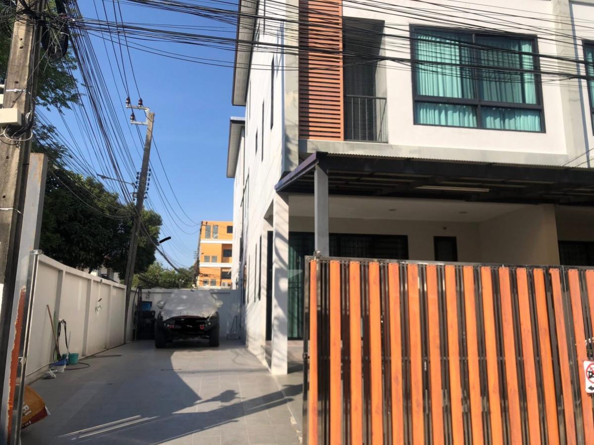 For SaleTownhomeSukhumvit, Asoke, Thonglor : For Sale 3-story townhome, corner unit, outside the project. , Khlong Toei Nuea , Watthana , Bangkok , CX-142813