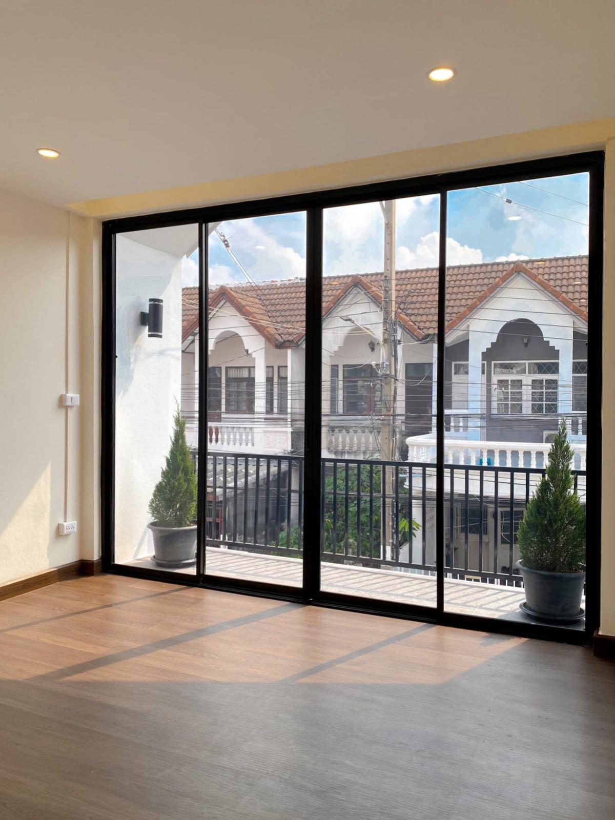 ขายทาวน์โฮมเกษตร นวมินทร์ ลาดปลาเค้า : ขายทาวน์เฮ้าส์ หมู่บ้านราณี 3 ซอย นวมินทร์ 135 แยก 2-3 รีโนเวทใหม่ นวลจันทร์ เขต บึงกุ่ม กรุงเทพ CX-143883