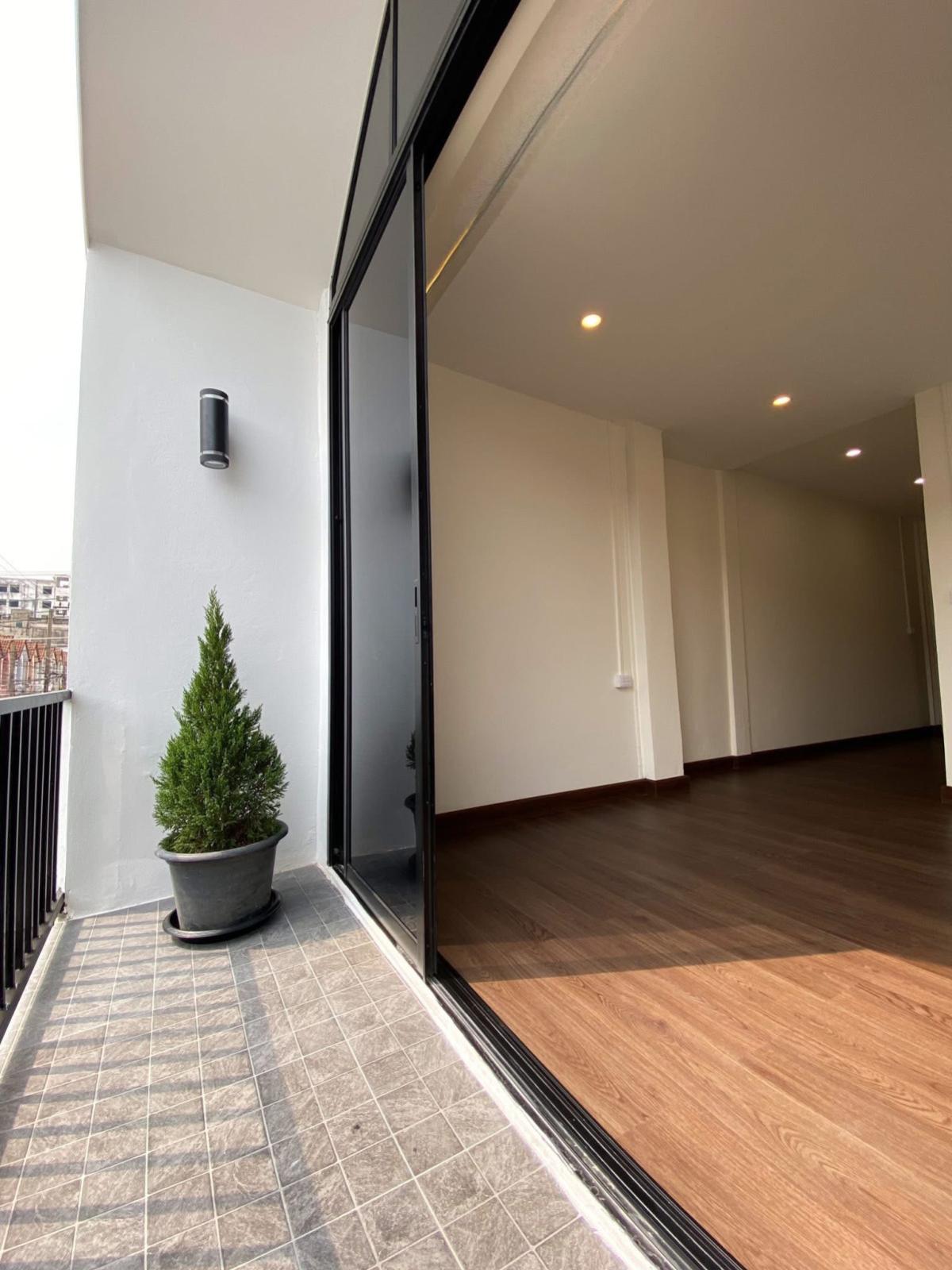 ขายทาวน์โฮมเกษตร นวมินทร์ ลาดปลาเค้า : ขายทาวน์เฮ้าส์ หมู่บ้านราณี 3 ซอย นวมินทร์ 135 แยก 2-3 รีโนเวทใหม่ นวลจันทร์ เขต บึงกุ่ม กรุงเทพ CX-143883